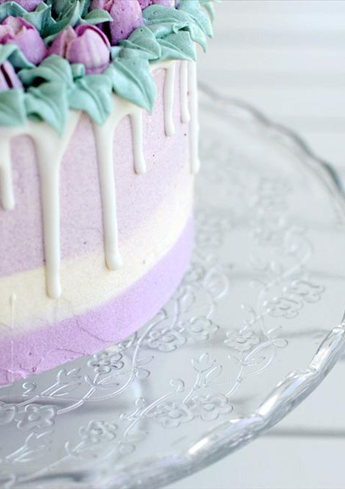 Una foto de Drip Cake a rayas con boquillas rusas. Bizcocho Sin Gluten. Video Tutorial