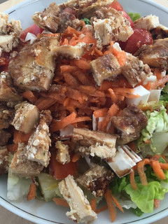 Una foto de Ensalada con pollo empanado con avena