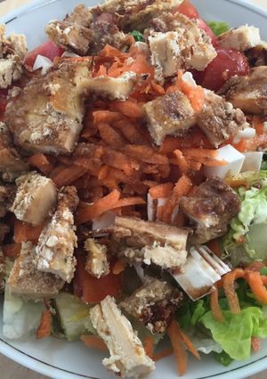 Foto principal de Ensalada con pollo empanado con avena