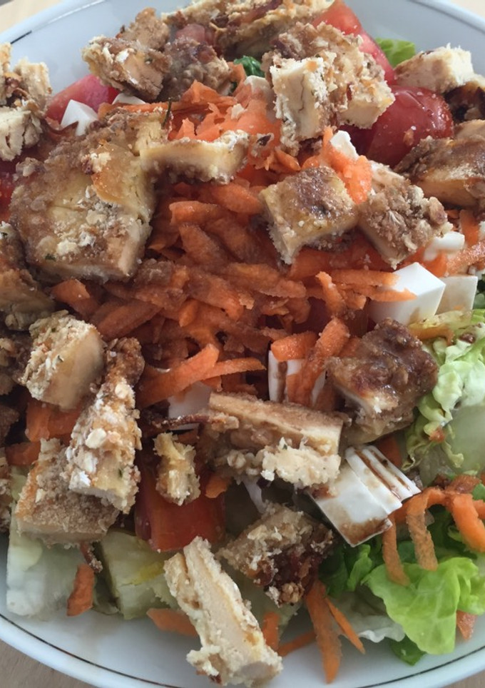 Una foto de Ensalada con pollo empanado con avena