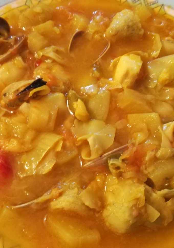 Una foto de Sopa de alcachofas con crustáceos
