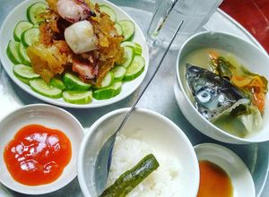 Hình của món Mực chiên bột + Canh chua đầu cá hồi.