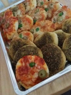 صورة لوصفة معجنات بيتزا و زعتر و جبنة ومحمرة