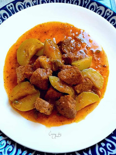 Una foto de Ternera en salsa suave de baharat y calabacines