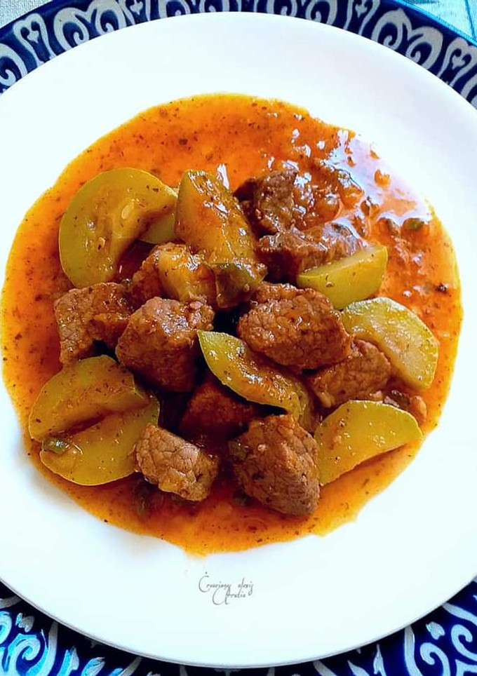 Una foto de Ternera en salsa suave de baharat y calabacines