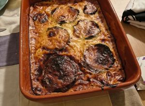 Foto de Moussaka grega com frango e molho branco
