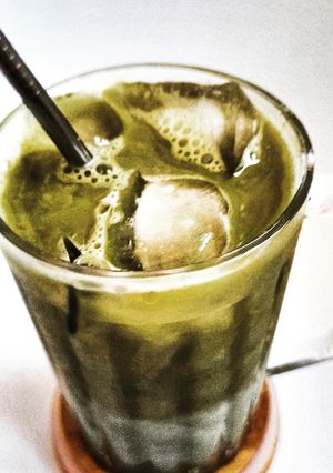 Une photo de Matcha latte glacé