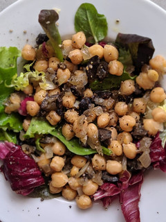 Una foto de Ensalada de garbanzos templados
