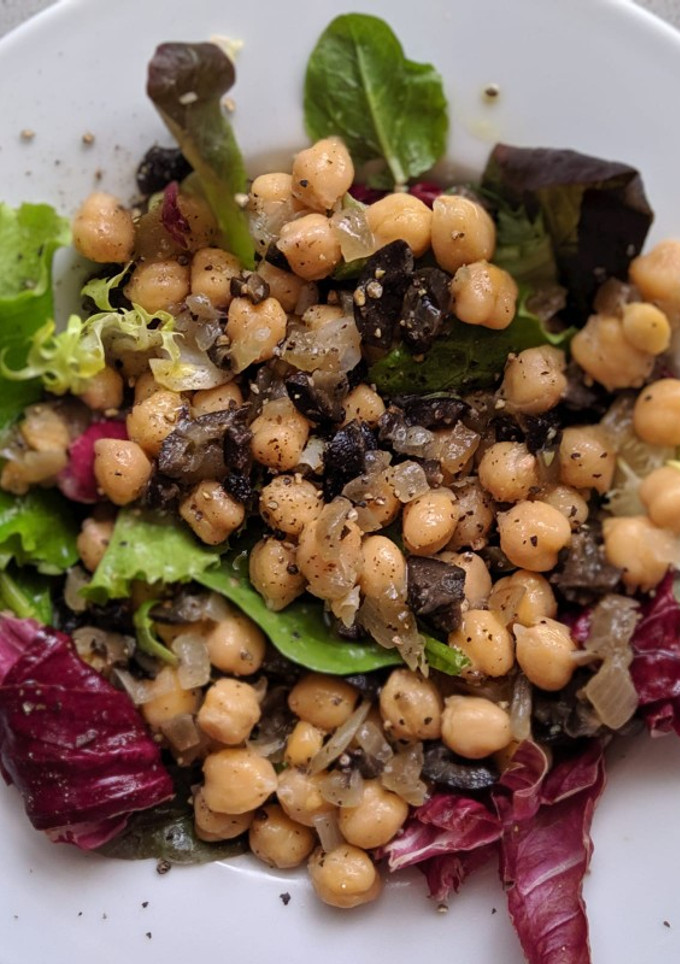 Una foto de Ensalada de garbanzos templados