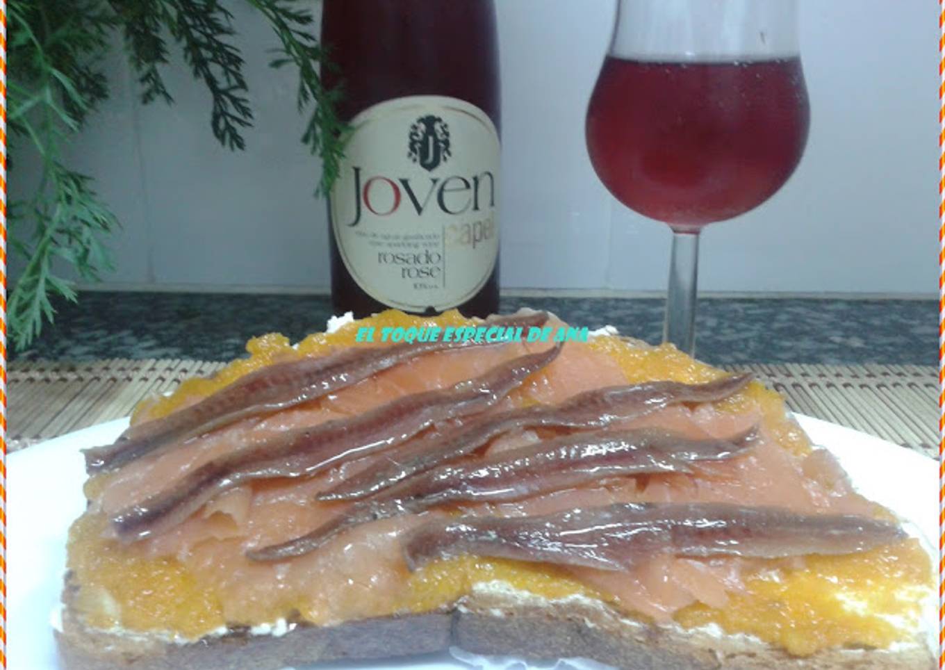 Torrada con crema de calabaza con salmón y anchoas