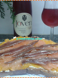 Una foto de Torrada con crema de calabaza con salmón y anchoas