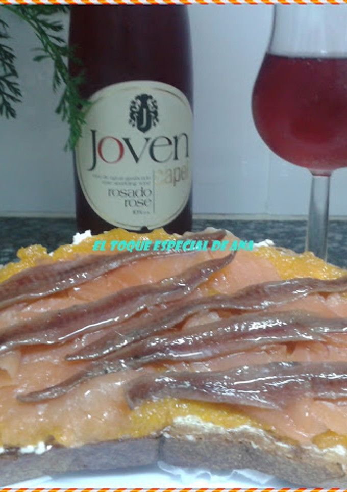 Una foto de Torrada con crema de calabaza con salmón y anchoas