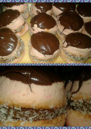 Una foto de Alfajorcitos de maizena con casco de chocolate😊