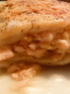 Una foto de Lasaña de salmón con crema de puerro y eneldo