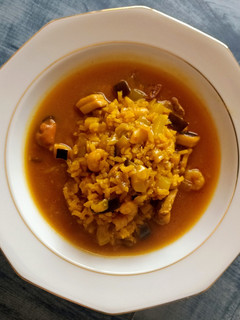 Una foto de Arroz caldoso de calamares, gambas y verduras