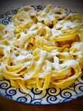 Nidos de tagliatelle con salsa alfredo