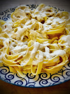 Una foto de Nidos de tagliatelle con salsa alfredo