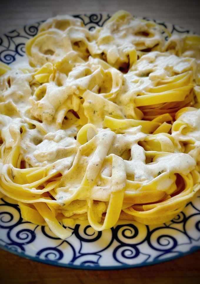 Una foto de Nidos de tagliatelle con salsa alfredo