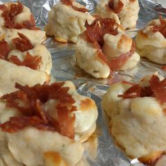 A picture of Pizza rolls.