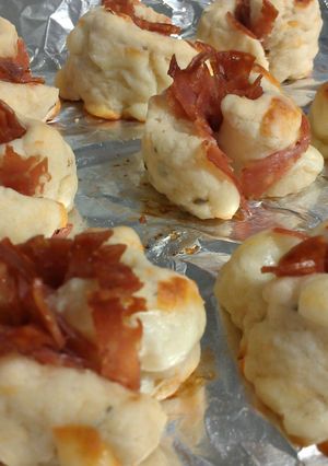 A picture of Pizza rolls.