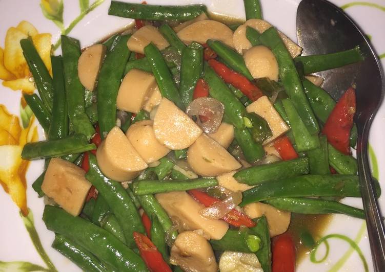 Langkah Mudah untuk mengolah Tumis buncis sosis cabe hijau yang Bisa Manjain Lidah