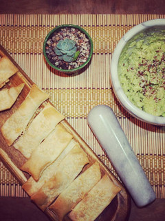 Una foto de Tablitas de queso con dip de palta