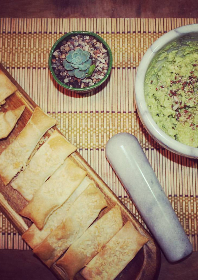 Una foto de Tablitas de queso con dip de palta