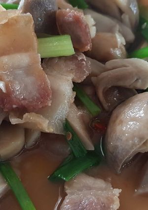 รูปของ ผัดเห็ดฟางหมูสามชั้นเจียว