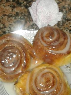 Una foto de Rollitos de canela con glaseado