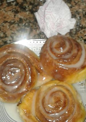 Una foto de Rollitos de canela con glaseado