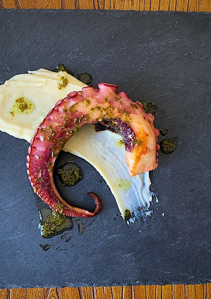 Una foto de Pulpo, mojo verde y parmentier de papa