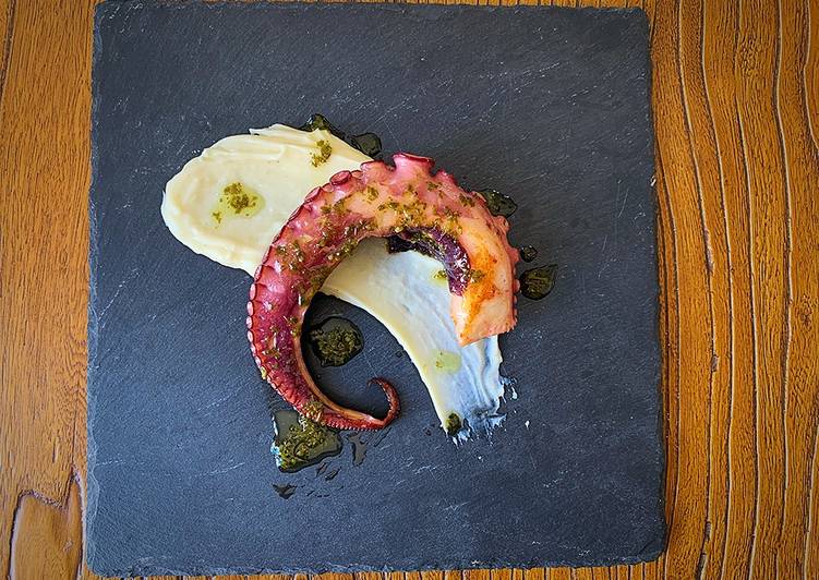 Pulpo, mojo verde y parmentier de papa