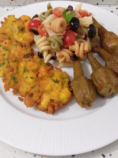 Una foto de Tortillitas de gambas con ensalada de pasta y berenjenas de Almagro