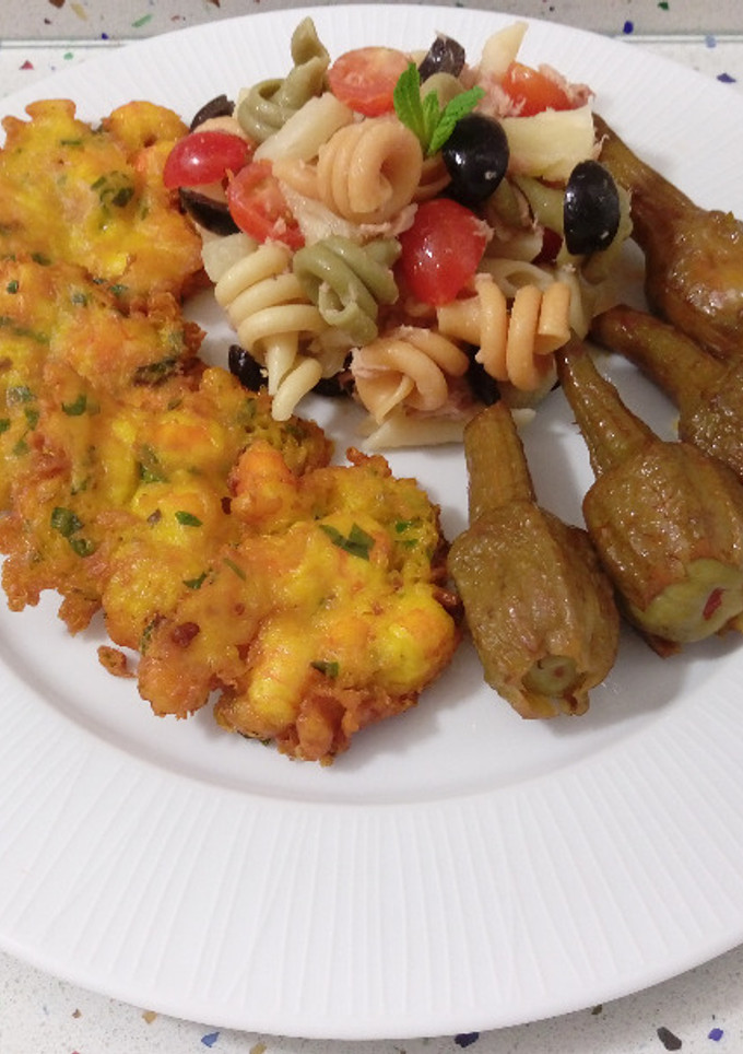 Una foto de Tortillitas de gambas con ensalada de pasta y berenjenas de Almagro