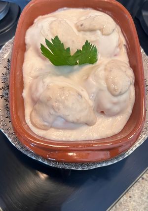 Una foto de Huevos rellenos con bechamel y crema de champiñones
