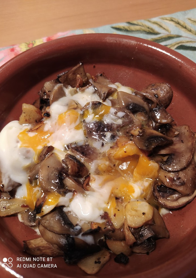 Una foto de Huevo(s) al plato con champiñones