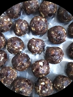 A picture of Khajur nuts ladoo.