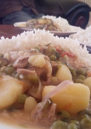 A picture of Peas mixed with meat and potatoes.