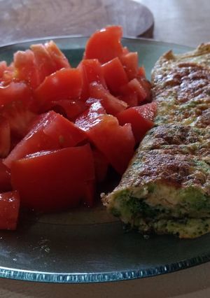 Una foto de Omelette de brócoli y ensalada