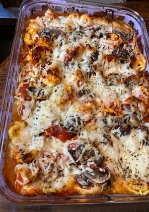 A picture of BAKED pizza TORTELLINI.