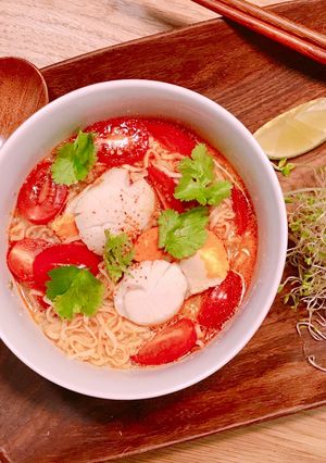 Hình của món Mì Lẩu Thái Mama Chua Cay Nấu Cồi Sò Điệp & Cà Chua.