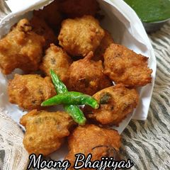 A picture of Moong Bhajjiya.