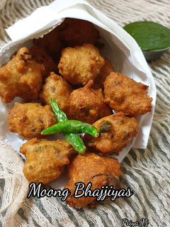 A picture of Moong Bhajjiya.