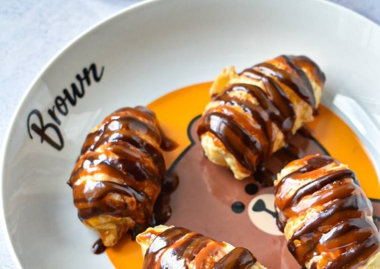 10 Resep: Banana Cheese Fuff with Chocolate Sauce &amp; Salted Caramel Drizzle Anti Gagal!