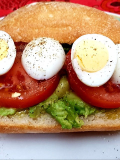 Una foto de Bocata mini de aguacate y huevos de codorniz