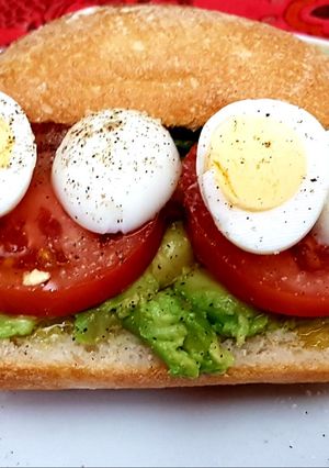 Foto principal de Bocata mini de aguacate y huevos de codorniz