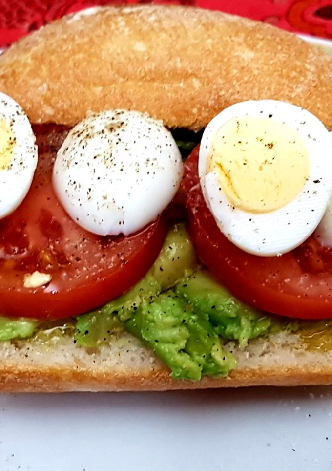 Una foto de Bocata mini de aguacate y huevos de codorniz
