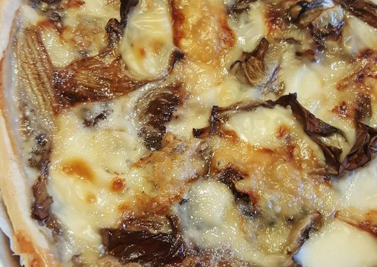 Recetta di Veloce Torta salata con radicchio pancetta e gorgonzola