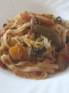 Una foto de Noodles de arroz con verduras