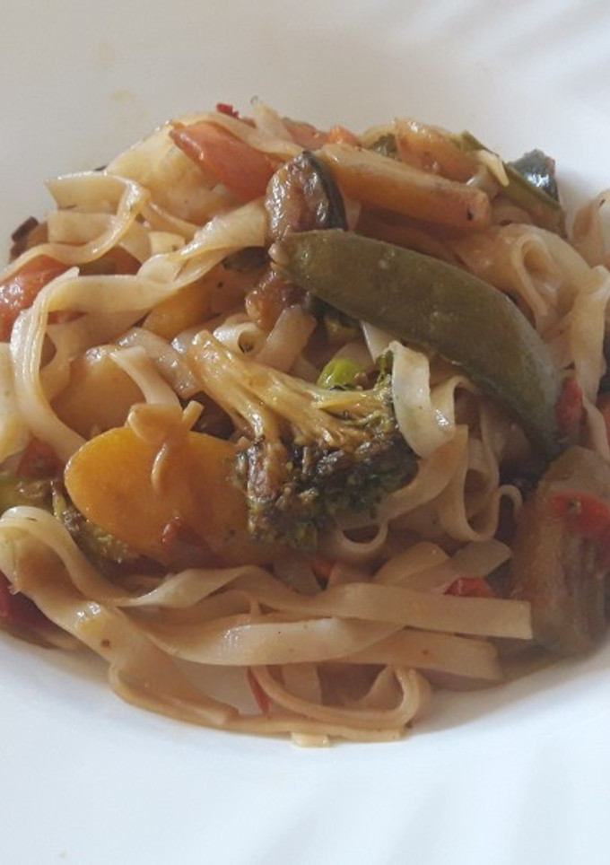 Una foto de Noodles de arroz con verduras